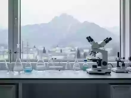Ein minimalistisches, helles Forschungslabor mit wissenschaftlicher Glasausrüstung und Blick auf die Salzburger Berge. - Foto: über boerse-global.de