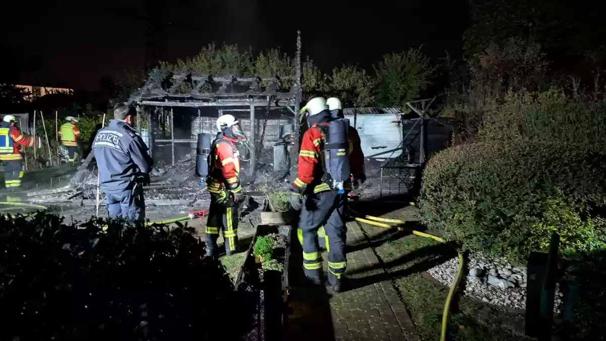 Feuerwehr Weil: Gartenhüttenbrand in Weil am Rhein, Ortsteil Haltingen - Bild: presseportal.de