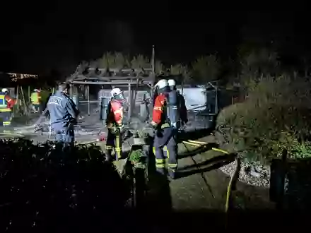 Feuerwehr Weil: Gartenhüttenbrand in Weil am Rhein, Ortsteil Haltingen - Foto: presseportal.de