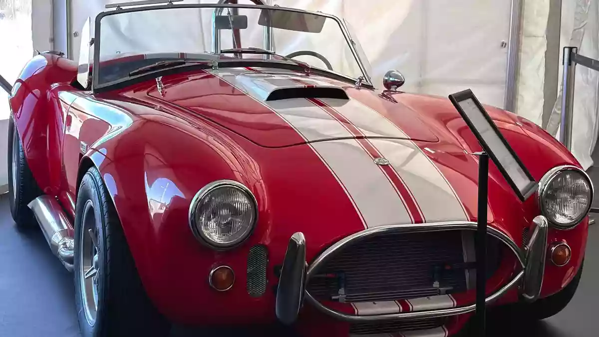 Bei diesem Wagen handelt es sich um einen Nachbau eines Shelby Cobras aus dem Jahr 2005 aus den USA. - Bild: Florian Ertl/dpa