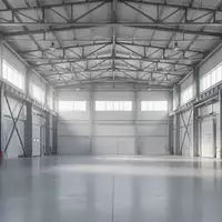 Eine leere, helle Industriehalle mit hohen Decken und Stahlkonstruktionen in einer modernen Fertigungsanlage. - Foto: über boerse-global.de