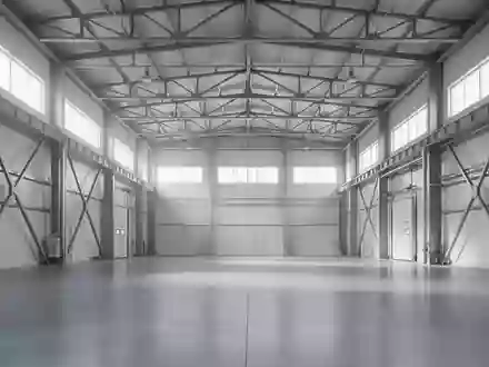 Eine leere, helle Industriehalle mit hohen Decken und Stahlkonstruktionen in einer modernen Fertigungsanlage. - Foto: über boerse-global.de