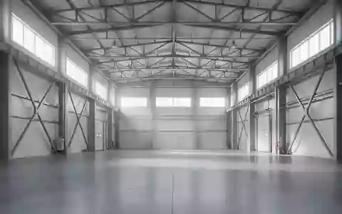 Eine leere, helle Industriehalle mit hohen Decken und Stahlkonstruktionen in einer modernen Fertigungsanlage. - Foto: über boerse-global.de