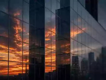 Moderne Glasfassade eines Bürogebäudes bei Sonnenuntergang als Symbol für den Finanzsektor. - Foto: über boerse-global.de