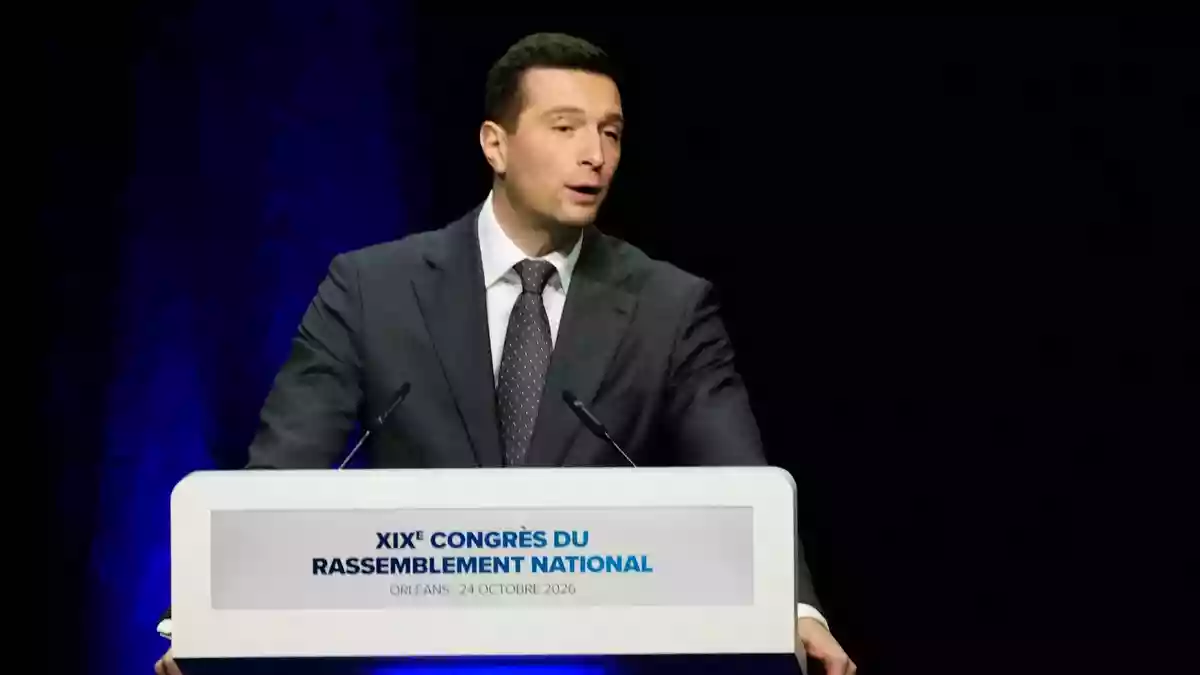 Jordan Bardella bleibt Parteichef der Rechtsnationalen in Frankreich.  - Bild: Teresa Suarez/AP/dpa