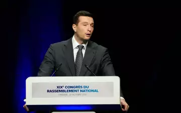 Jordan Bardella bleibt Parteichef der Rechtsnationalen in Frankreich. - Foto: Teresa Suarez/AP/dpa