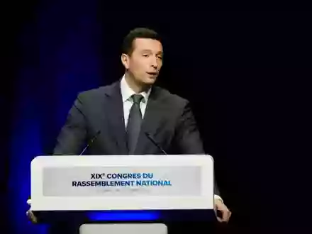 Jordan Bardella bleibt Parteichef der Rechtsnationalen in Frankreich. - Foto: Teresa Suarez/AP/dpa