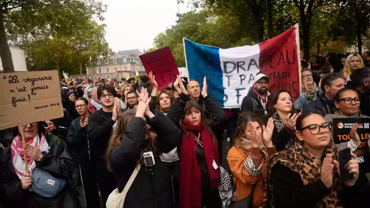 Laut Präfektur waren rund 13.000 Demonstrierende auf den Straßen von Orléans. - Bild: Teresa Suarez/AP/dpa