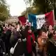 Laut Präfektur waren rund 13.000 Demonstrierende auf den Straßen von Orléans. - Bild: Teresa Suarez/AP/dpa