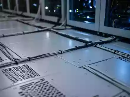 Nahaufnahme einer technologisch geprägten Industriefläche mit subtiler blauer Beleuchtung und Fokus auf die Textur der Oberfläche. - Foto: über boerse-global.de