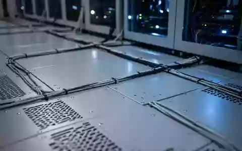 Nahaufnahme einer technologisch geprägten Industriefläche mit subtiler blauer Beleuchtung und Fokus auf die Textur der Oberfläche. - Foto: über boerse-global.de