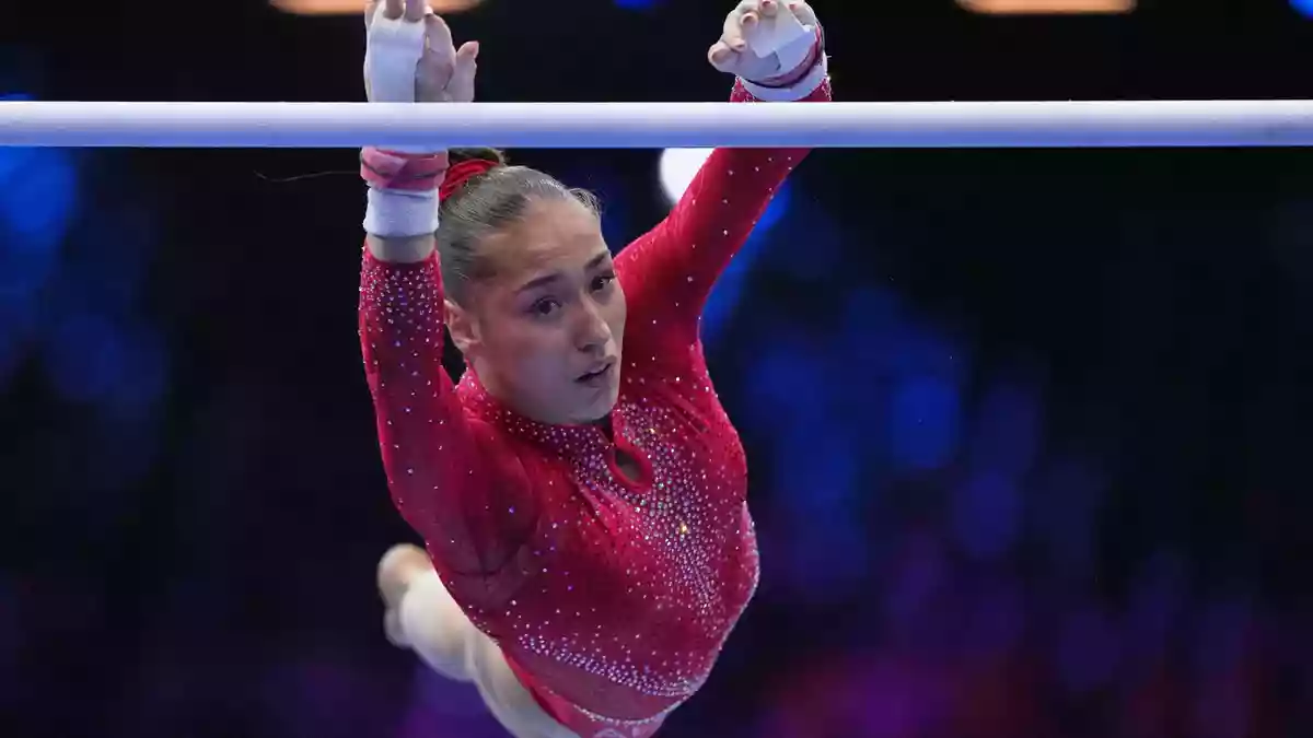 Am Stufenbarren in einer eigenen Liga: Kaylia Nemour. - Bild: Francisco Seco/AP/dpa