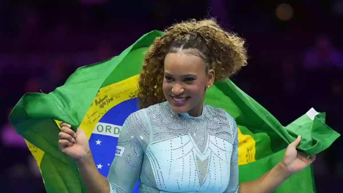 Brasiliens Turn-Star Rebeca Andrade freut sich über Sprung-Gold. - Bild: Francisco Seco/AP/dpa