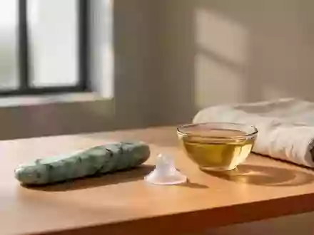 Ein minimalistisches Studio-Setting mit einem Gua-Sha-Stein und einem Schröpfglas auf einer Holzoberfläche. - Foto: über boerse-global.de