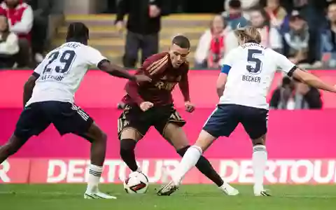 Köln Said El Mala (m) in der Partie gegen Schalke.  - Foto: Marius Becker/dpa