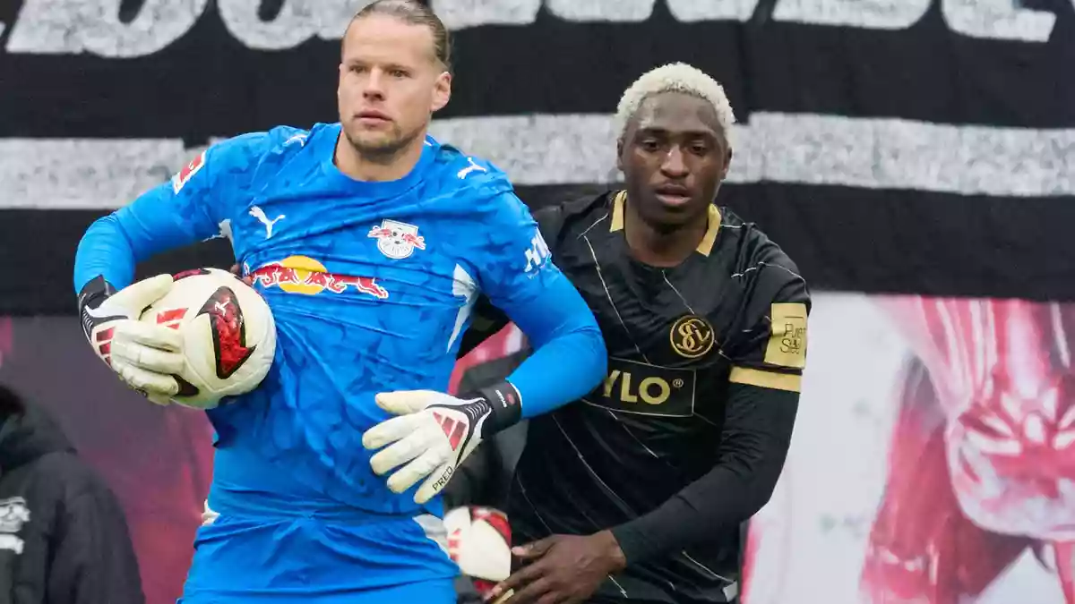 Zwei der auffälligsten Aklteure der ersten Halbzeit: Torwart Orjan Nyland (RB Leipzig, l) und David Mokwa (SV 07 Elversberg). - Bild: Hendrik Schmidt/dpa