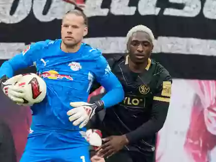 Zwei der auffälligsten Aklteure der ersten Halbzeit: Torwart Orjan Nyland (RB Leipzig, l) und David Mokwa (SV 07 Elversberg). - Foto: Hendrik Schmidt/dpa