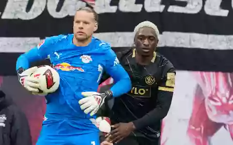 Zwei der auffälligsten Aklteure der ersten Halbzeit: Torwart Orjan Nyland (RB Leipzig, l) und David Mokwa (SV 07 Elversberg). - Foto: Hendrik Schmidt/dpa