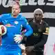 Zwei der auffälligsten Aklteure der ersten Halbzeit: Torwart Orjan Nyland (RB Leipzig, l) und David Mokwa (SV 07 Elversberg). - Bild: Hendrik Schmidt/dpa