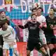  Maurice Krattenmacher (SV 07 Elversberg, vorne M) und Willi Orbán (RB Leipzig, 2.v.r) kämpfen um den Ball. - Bild: Hendrik Schmidt/dpa