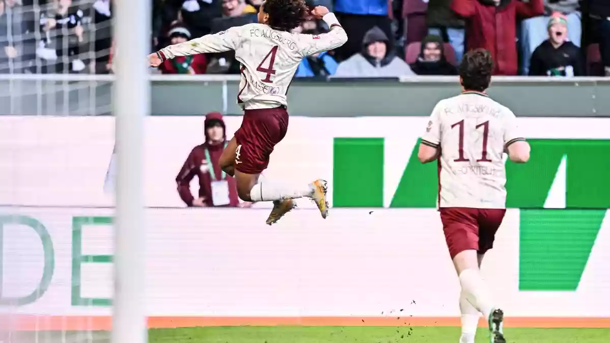 Han-Noah Massengo hebt nach seinem 1:0 jubelnd ab - zum Sieg reichte sein Kopfballtor für den FC Augsburg aber nicht.  - Bild: Harry Langer/dpa