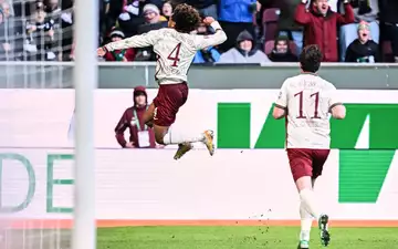 Han-Noah Massengo hebt nach seinem 1:0 jubelnd ab - zum Sieg reichte sein Kopfballtor für den FC Augsburg aber nicht. - Foto: Harry Langer/dpa