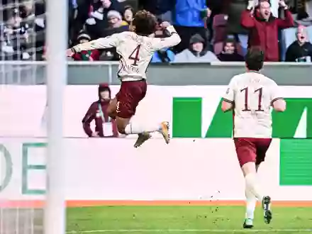Han-Noah Massengo hebt nach seinem 1:0 jubelnd ab - zum Sieg reichte sein Kopfballtor für den FC Augsburg aber nicht.  - Foto: Harry Langer/dpa