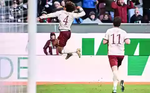 Han-Noah Massengo hebt nach seinem 1:0 jubelnd ab - zum Sieg reichte sein Kopfballtor für den FC Augsburg aber nicht.  - Foto: Harry Langer/dpa
