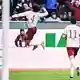 Han-Noah Massengo hebt nach seinem 1:0 jubelnd ab - zum Sieg reichte sein Kopfballtor für den FC Augsburg aber nicht.  - Bild: Harry Langer/dpa