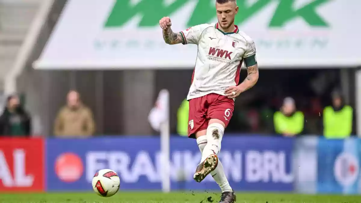 Augsburgs Rekordspieler Jeffrey Gouweleeuw am Ball.  - Bild: Harry Langer/dpa