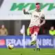 Augsburgs Rekordspieler Jeffrey Gouweleeuw am Ball.  - Bild: Harry Langer/dpa