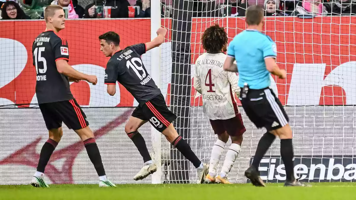 Janik Haberer (Nr. 19) dreht nach seinem Tor zum 1:1 jubelnd ab. - Bild: Harry Langer/dpa