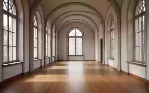 Ein heller, leerer Flur in einem historischen Rathaus mit Holzboden und hohen Fenstern bei natürlichem Tageslicht. - Foto: über boerse-global.de