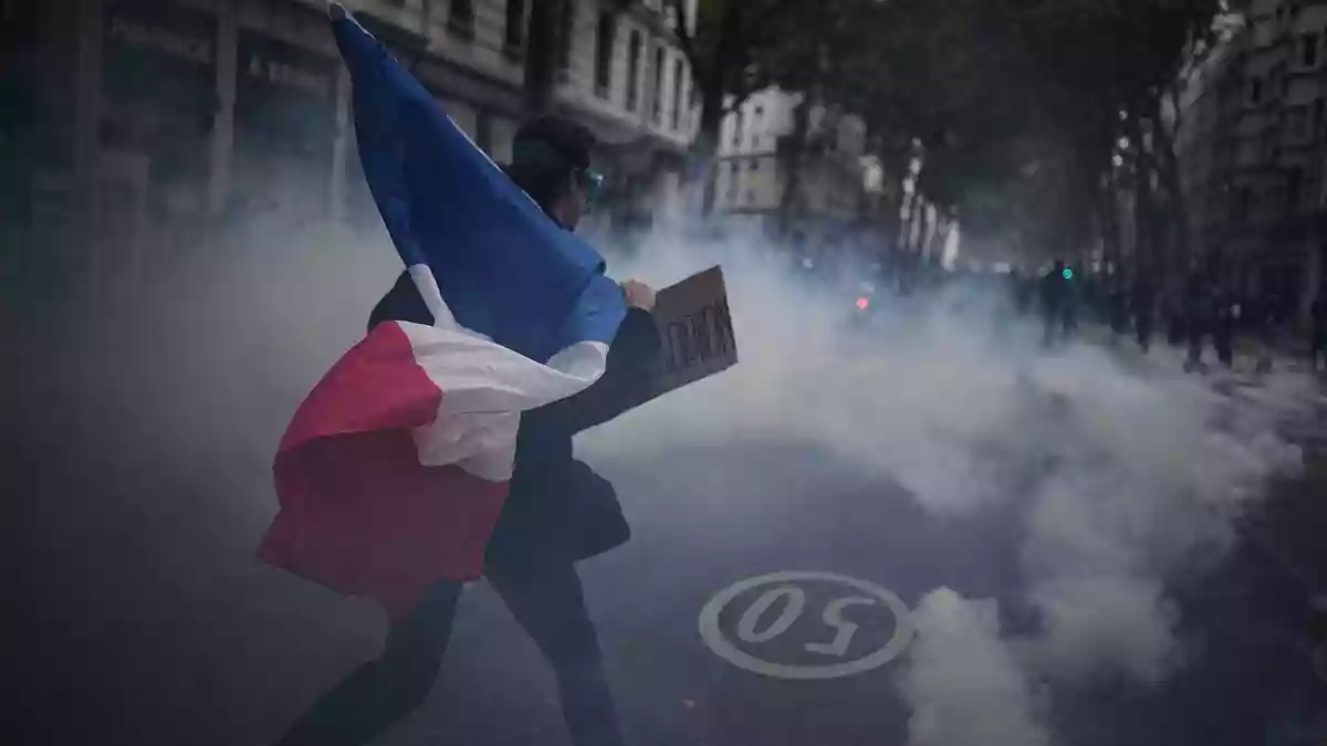 Am Abend gab es Zusammenstöße mit der Polizei. - Bild: Laurent Cipriani/AP/dpa