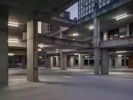 Ein leeres, modernes Parkhaus in Detroit mit Betonpfeilern in der Dämmerung. - Foto: über boerse-global.de