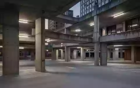 Ein leeres, modernes Parkhaus in Detroit mit Betonpfeilern in der Dämmerung. - Foto: über boerse-global.de