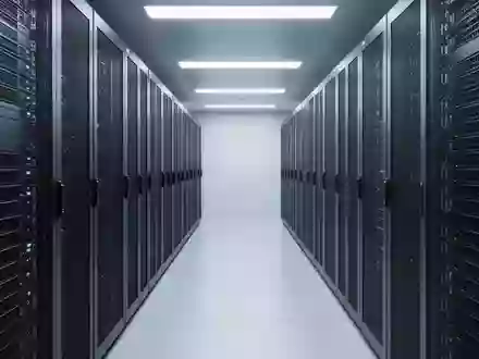 Reihen von leeren, dunklen Server-Racks in einem modernen Rechenzentrum mit kühler, minimalistischer Beleuchtung. - Foto: über boerse-global.de
