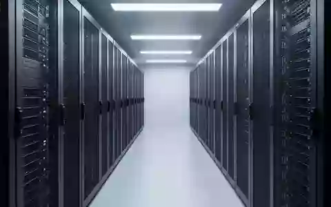 Reihen von leeren, dunklen Server-Racks in einem modernen Rechenzentrum mit kühler, minimalistischer Beleuchtung. - Foto: über boerse-global.de