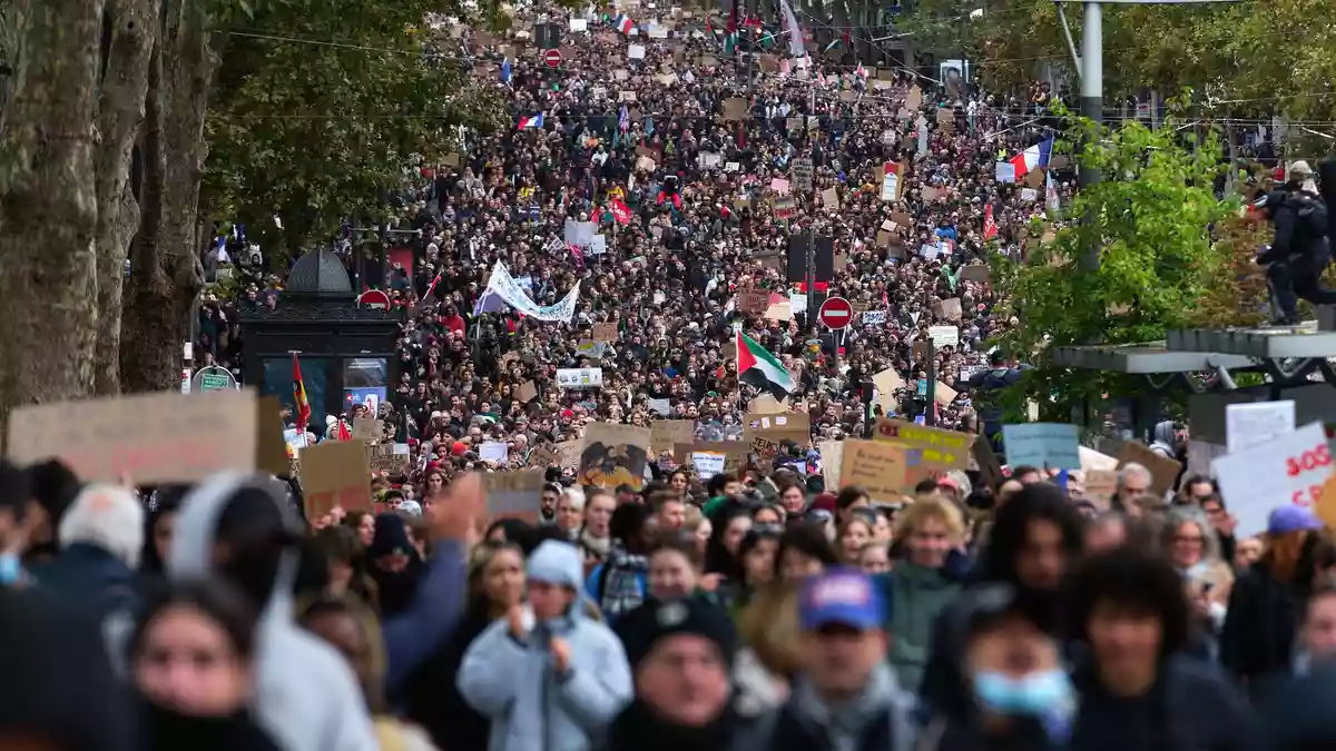 Die Proteste in Paris begannen friedlich.  - Bild: Marcus Golejewski/dpa