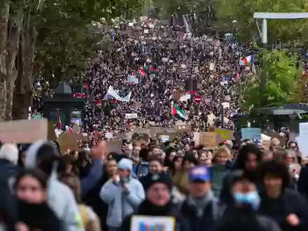 Die Proteste in Paris begannen friedlich. - Foto: Marcus Golejewski/dpa