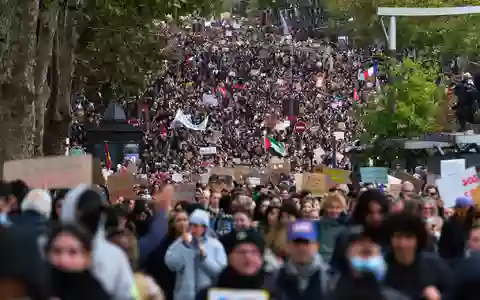 Die Proteste in Paris begannen friedlich.  - Foto: Marcus Golejewski/dpa