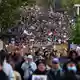 Die Proteste in Paris begannen friedlich.  - Bild: Marcus Golejewski/dpa