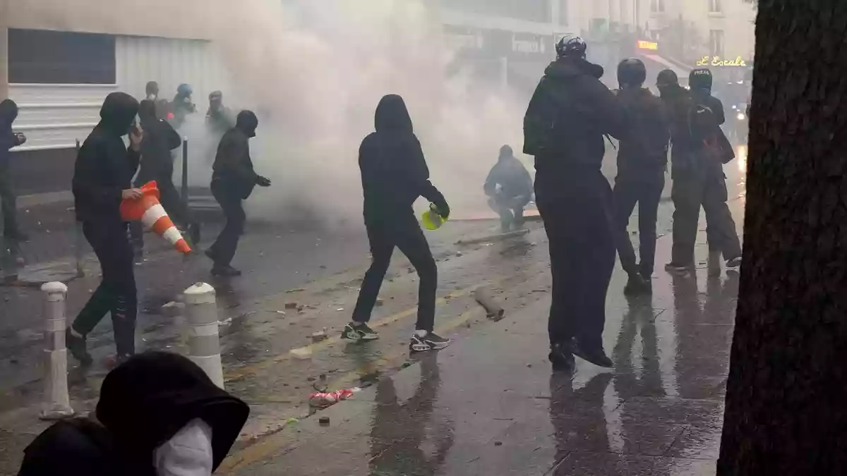 Vermummte Demonstranten liefern sich in Paris Auseinandersetzungen mit der Polizei. - Bild: Alexander Franz/dpa