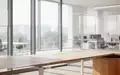 Ein heller, minimalistischer und aufgeräumter Büroraum mit großen Fenstern und natürlichem Tageslicht. - Foto: über boerse-global.de