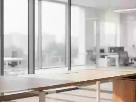 Ein heller, minimalistischer und aufgeräumter Büroraum mit großen Fenstern und natürlichem Tageslicht. - Foto: über boerse-global.de