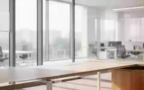 Ein heller, minimalistischer und aufgeräumter Büroraum mit großen Fenstern und natürlichem Tageslicht. - Foto: über boerse-global.de