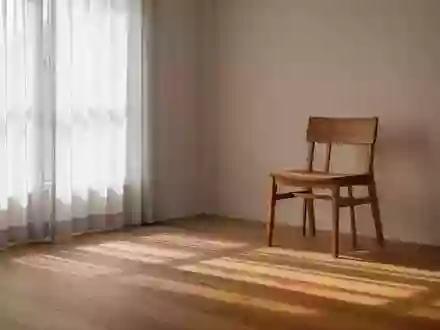 Ein ruhiger, minimalistischer Raum mit natürlichem Licht und Schattenwurf auf einem Holzboden. - Foto: über boerse-global.de