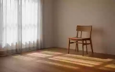 Ein ruhiger, minimalistischer Raum mit natürlichem Licht und Schattenwurf auf einem Holzboden. - Foto: über boerse-global.de