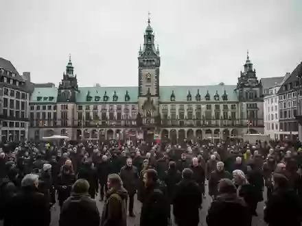 Menschenmenge bei einer Protestkundgebung auf dem Hamburger Rathausmarkt vor historischer Kulisse. - Foto: über boerse-global.de