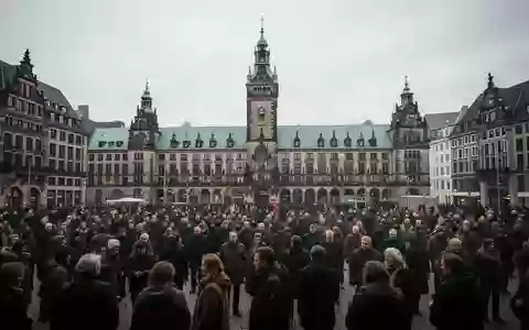 Menschenmenge bei einer Protestkundgebung auf dem Hamburger Rathausmarkt vor historischer Kulisse. - Foto: über boerse-global.de